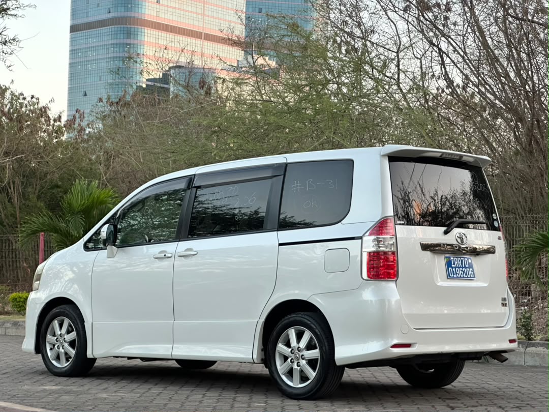 TOYOTA NOAH NEW MODEL Si thumbnail 2